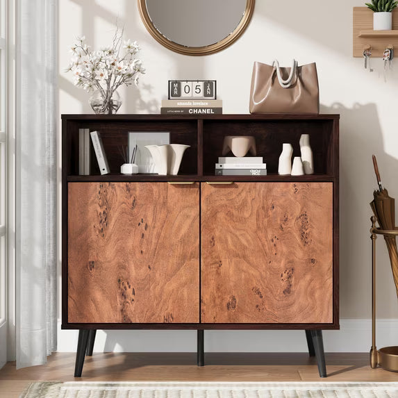 Sideboard i valnøddebrun med skuffer og døre