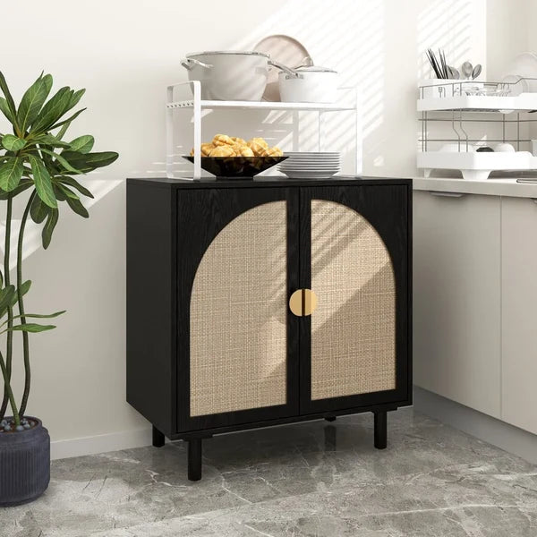 Sort skænk med dobbeltdøre og fronter i rattan