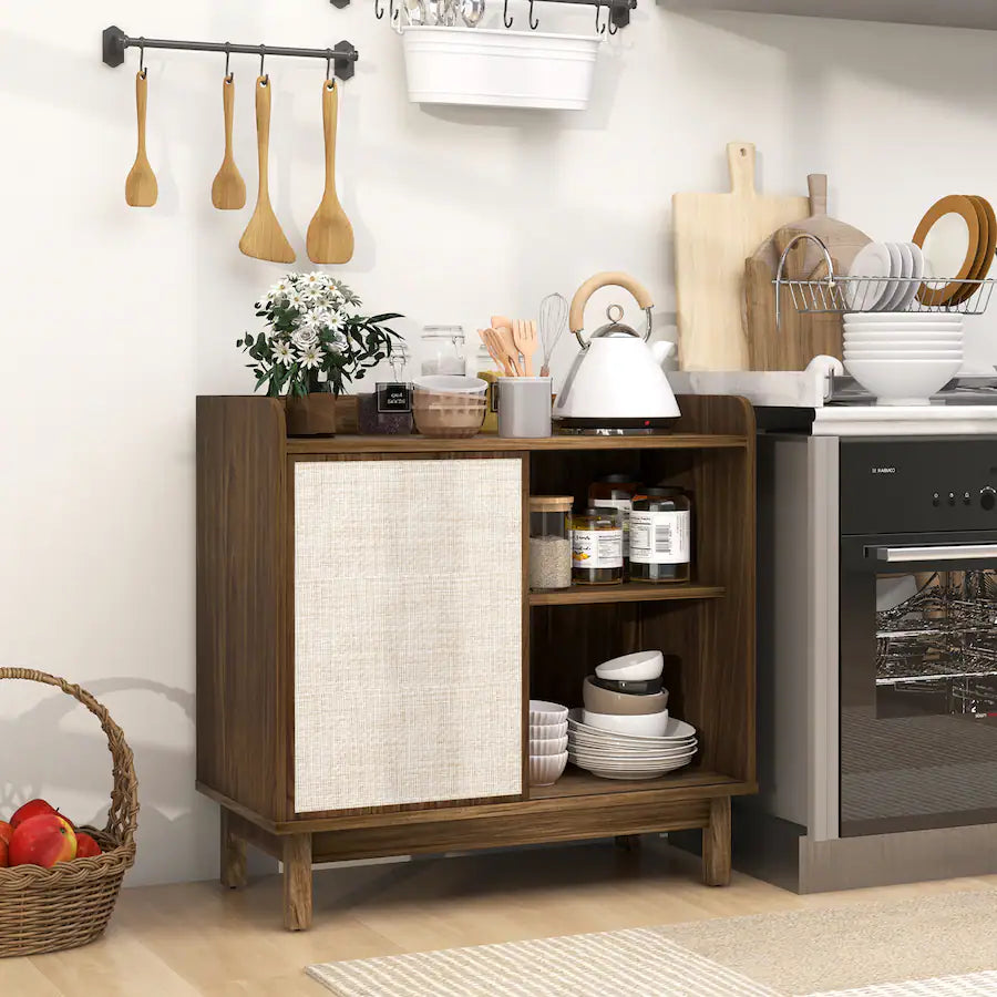 Valnøddefarvet sideboard med flet skydedør