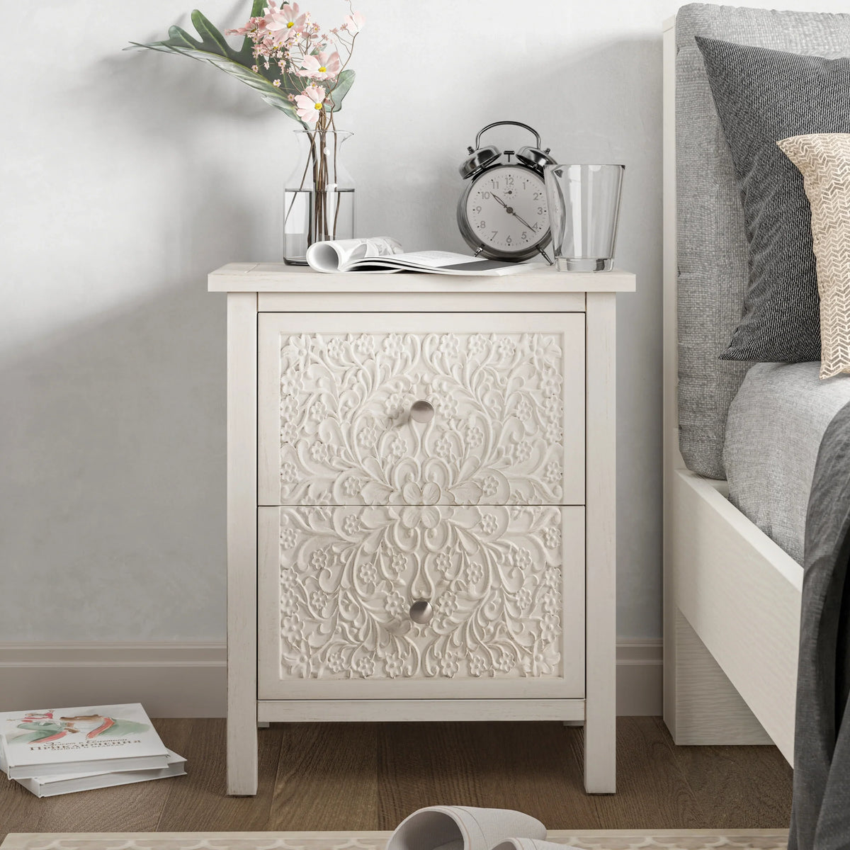 Retro natbord med blomsterrelief og to skuffer