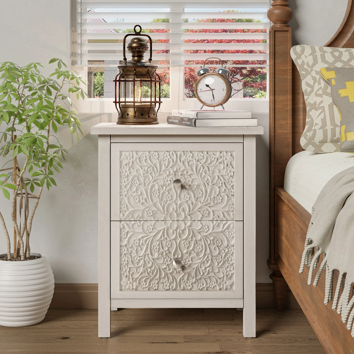 Retro natbord med blomsterrelief og to skuffer
